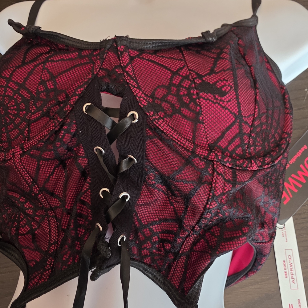 Black and Red Lace-Up Crop Top - Picture 2 of 8